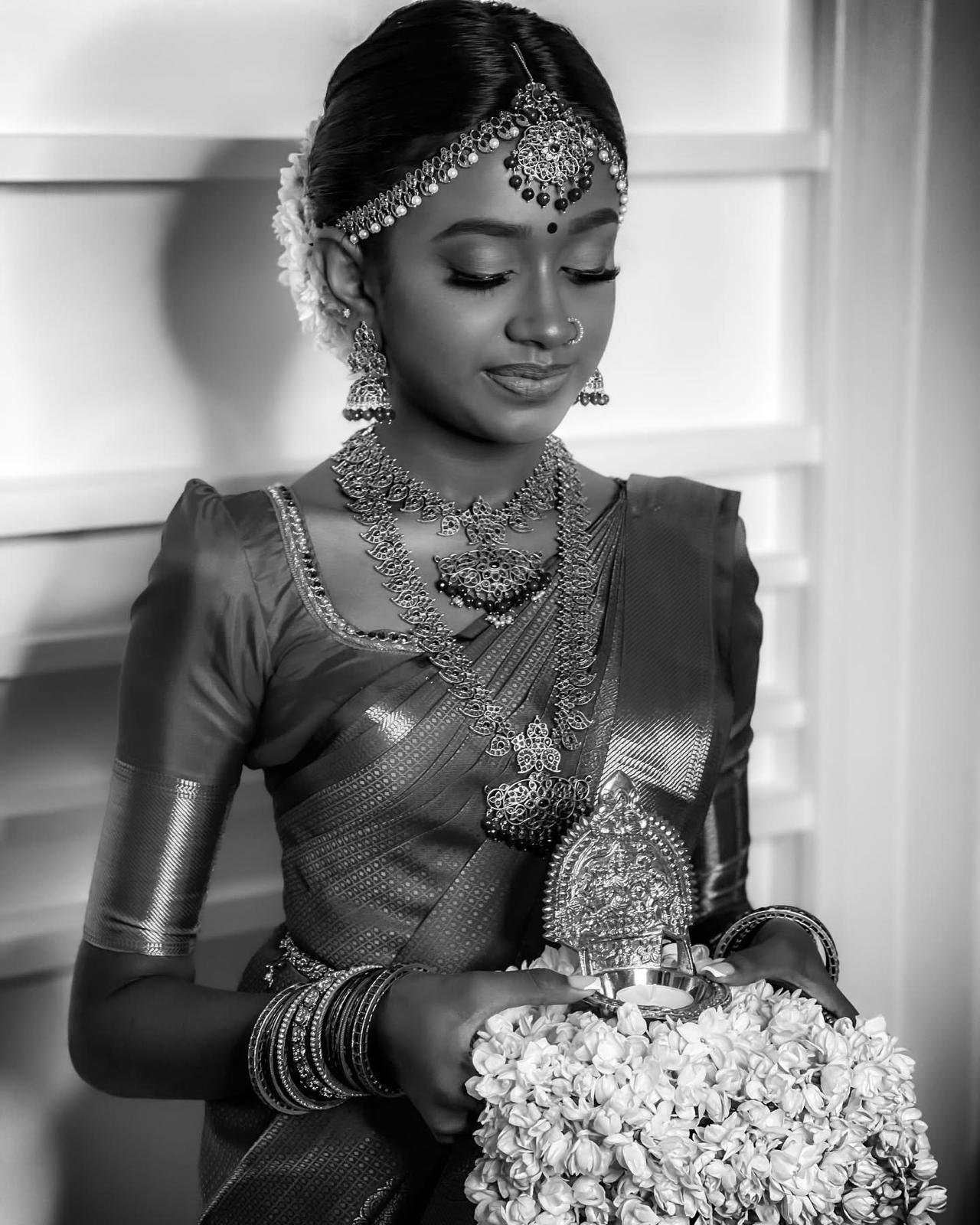 Klassischer tamilischer Look mit Goldschmuck