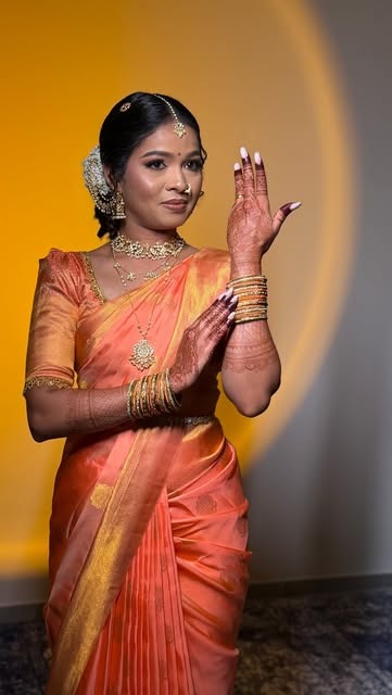 Festlook in oranger Seide mit Jasmin und Mehndi