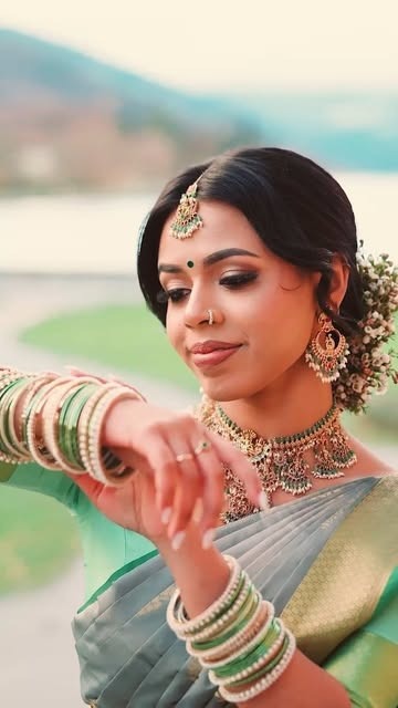 Traditioneller Look in grüner Seide mit Blütenhaarschmuck